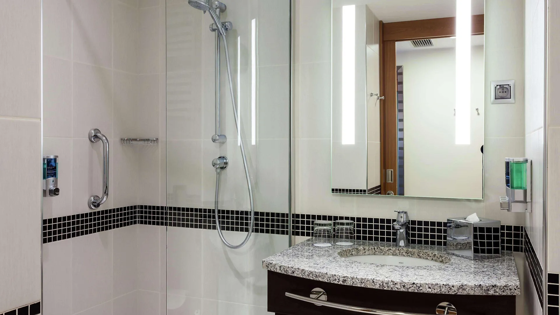 Hampton By Hilton Warsaw Airport Hotell 3*,