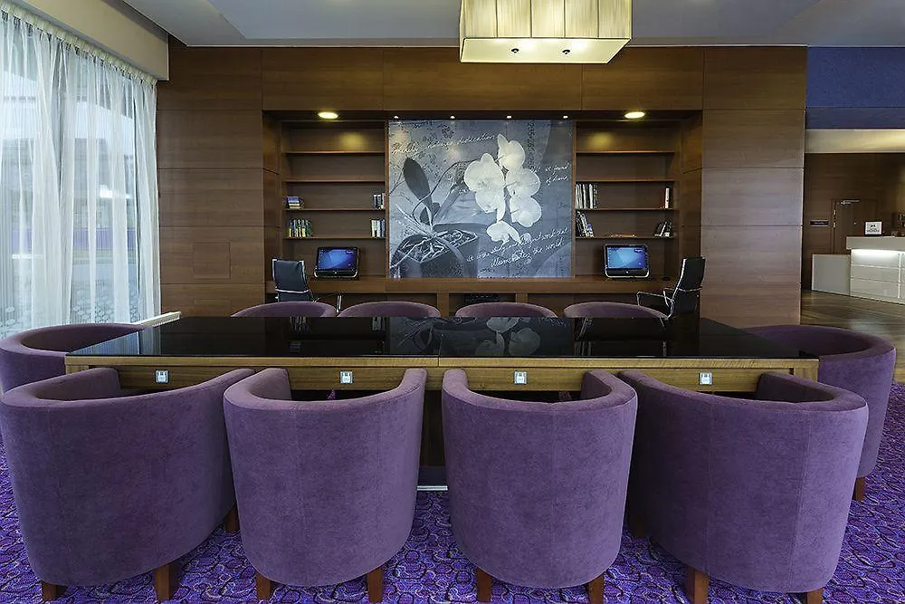 Hampton By Hilton Warsaw Airport Hotell 3*,